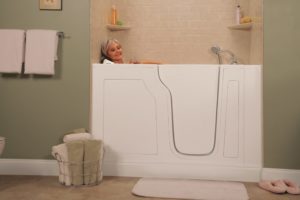 Toni in Tub SideShot 3H0A0429 MidSize scaled 1